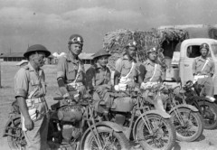 1942-1943, Bliski Wschód.
Uroczystości wojskowe, motocykliści.
Fot. Czesław Dobrecki, zbiory Ośrodka KARTA, Pogotowie Archiwalne [PAF_015], przekazał Krzysztof Dobrecki