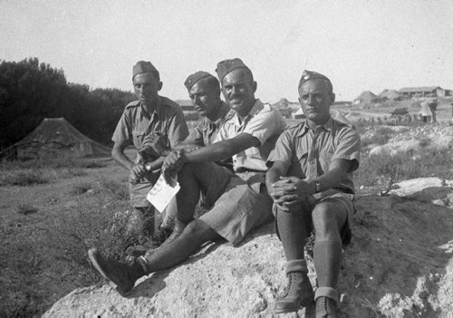 1940-1944, brak miejsca.
Polscy żołnierze, drugi z lewej siedzi Czesław Dobrecki.
Fot. NN, zbiory Ośrodka KARTA, Pogotowie Archiwalne [PAF_015], przekazał Krzysztof Dobrecki