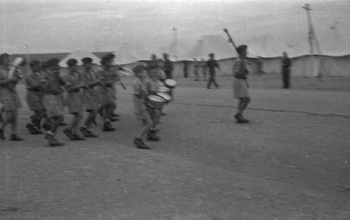 11.11.1942, Qizil Ribat, Irak.
Orkiestra podczas defilady, z przodu idą junacy z bębnami. Podpis: 
