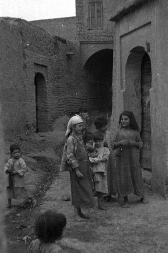 1943, Irak.
Dzieci bawią się na ulicy.
Fot. Czesław Dobrecki, zbiory Ośrodka KARTA, Pogotowie Archiwalne [PAF_015], przekazał Krzysztof Dobrecki
