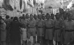 Maj 1940, Jerozolima, Palestyna.
Żołnierze Samodzielnej Brygady Strzelców Karpackich pod Ścianą Płaczu w Jerozolimie. Oryginalny podpis na odwrocie fotografii: 