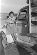 1943, Irak.
Ochotniczka z Pomocniczej Służby Kobiet siedzi na kabinie ciężarówki. 
Fot. Czesław Dobrecki, zbiory Ośrodka KARTA, Pogotowie Archiwalne [PAF_015], przekazał Krzysztof Dobrecki
