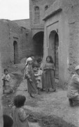 1943, Irak.
Dzieci bawiące się na ulicy.
Fot. Czesław Dobrecki, zbiory Ośrodka KARTA, Pogotowie Archiwalne [PAF_015], przekazał Krzysztof Dobrecki
