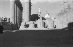 Luty 1942, Luksor, Egipt.
Świątynia Narodzin Amona, w tle widoczne wieże meczetu.
Fot. Czesław Dobrecki, zbiory Ośrodka KARTA, Pogotowie Archiwalne [PAF_015], przekazał Krzysztof Dobrecki