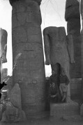 Luty 1942, Karnak (Luksor), Egipt.
Polscy żołnierze zwiedzający światynię Amona w Karnaku (Luksorze). 
Fot. Czesław Dobrecki, zbiory Ośrodka KARTA, Pogotowie Archiwalne [PAF_015], przekazał Krzysztof Dobrecki
