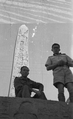 Luty 1942, Karnak, Egipt.
Dwaj polscy żołnierze, w tle obelisk królowej Hatszepsut.
Fot. Czesław Dobrecki, zbiory Ośrodka KARTA, Pogotowie Archiwalne [PAF_015], przekazał Krzysztof Dobrecki