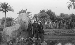 1941-1942, Memfis, Egipt.
Polscy żołnierze obok kamiennego Sfinksa.
Fot. Czesław Dobrecki, zbiory Ośrodka KARTA, Pogotowie Archiwalne [PAF_015], przekazał Krzysztof Dobrecki