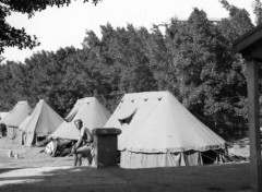1943, Kair, Egipt.
Namioty, w których mieszkali polscy żołnierze, przed namiotem siedzi Czesław Dobrecki.
Fot. NN, zbiory Ośrodka KARTA, Pogotowie Archiwalne [PAF_015], przekazał Krzysztof Dobrecki