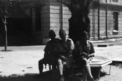1942-1943, Bliski Wschód.
Trzej polscy żołnierze siedzą na ławce pod drzewem, z prawej Czesław Dobrecki.
Fot. NN, zbiory Ośrodka KARTA, Pogotowie Archiwalne [PAF_015], przekazał Krzysztof Dobrecki

