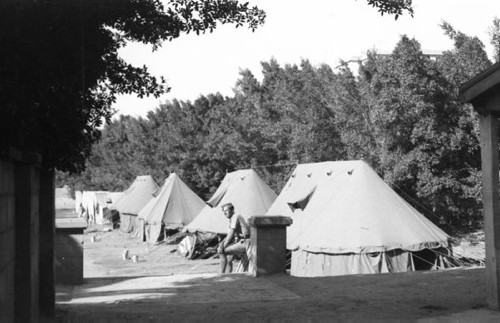 1943, Kair, Egipt.
Namioty, w których mieszkali polscy żołnierze.
Fot. Czesław Dobrecki, zbiory Ośrodka KARTA, Pogotowie Archiwalne [PAF_015], przekazał Krzysztof Dobrecki