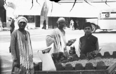 1943, Kair, Egipt.
Uliczny sprzedawca orzeszków.
Fot. Czesław Dobrecki, zbiory Ośrodka KARTA, Pogotowie Archiwalne [PAF_015], przekazał Krzysztof Dobrecki
