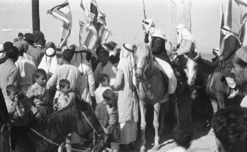 10.10.1943, Egipt.
Tłum ludzi, Arabowie na koniach i dzieci. Oryginalny podpis na odwrocie fotografii: 