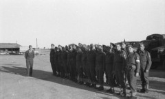 1943-1944, brak miejsca.
Żołnierze 2 Korpusu na zbiórce, z lewej stoi Czesław Dobrecki.
Fot. NN, zbiory Ośrodka KARTA, Pogotowie Archiwalne [PAF_015], przekazał Krzysztof Dobrecki