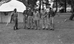 1942-1943, Bliski Wschód.
Żołnierze 2 Korpusu, w tle namiot.
Fot. Czesław Dobrecki, zbiory Ośrodka KARTA, Pogotowie Archiwalne [PAF_015], przekazał Krzysztof Dobrecki
