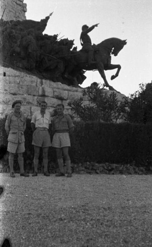 1944-1945, Włochy.
Polscy żołnierze na tle pomnika.
Fot. Czesław Dobrecki, zbiory Ośrodka KARTA, Pogotowie Archiwalne [PAF_015], przekazał Krzysztof Dobrecki