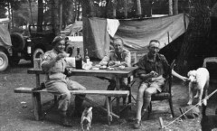1942-1943, Bliski Wschód.
Żołnierze 2 Korpusu podczas posiłku.
Fot. Czesław Dobrecki, zbiory Ośrodka KARTA, Pogotowie Archiwalne [PAF_015], przekazał Krzysztof Dobrecki
