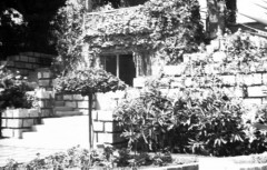 1943-1944, brak miejsca.
Dom w ogrodzie.
Fot. NN, zbiory Ośrodka KARTA, Pogotowie Archiwalne [PAF_015], przekazał Krzysztof Dobrecki
