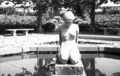 1943-1944, brak miejsca.
Rzeźba nagiej kobiety w ogrodzie.
Fot. NN, zbiory Ośrodka KARTA, Pogotowie Archiwalne [PAF_015], przekazał Krzysztof Dobrecki
