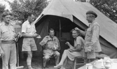 1943-1945, brak miejsca.
Żołnierze przed namiotem.
Fot. NN, zbiory Ośrodka KARTA, Pogotowie Archiwalne [PAF_015], przekazał Krzysztof Dobrecki
