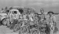 1942-1943, Bliski Wschód.
Uroczystości wojskowe, motocykliści.
Fot. Czesław Dobrecki, zbiory Ośrodka KARTA, Pogotowie Archiwalne [PAF_015], przekazał Krzysztof Dobrecki