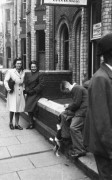 1946-1947, Wielka Brytania
Dwie ochotniczki z Pomocniczej Służby Kobiet stoją na ulicy.
Fot. NN, zbiory Ośrodka KARTA, Pogotowie Archiwalne [PAF_015], przekazał Krzysztof Dobrecki
