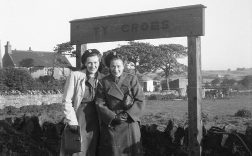 1946-1947, Ty Croes, Wielka Brytania
Dwie ochotniczki z Pomocniczej Służby Kobiet stoją obok tablicy z nazwą miejscowości na stacji kolejowej.
Fot. Czesław Dobrecki, zbiory Ośrodka KARTA, Pogotowie Archiwalne [PAF_015], przekazał Krzysztof Dobrecki

