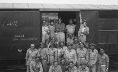 1944-1945, Włochy.
Żołnierze 2 Korpusu stoją na tle wagonu kolejowego.
Fot. NN, zbiory Ośrodka KARTA, Pogotowie Archiwalne [PAF_015], przekazał Krzysztof Dobrecki