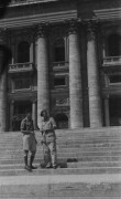 1944-1946, Watykan.
Dwaj żołnierze 2 Korpusu na schodach bazyliki św. Piotra.
Fot. Czesław Dobrecki, zbiory Ośrodka KARTA, Pogotowie Archiwalne [PAF_015], przekazał Krzysztof Dobrecki