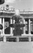 1944-1946, Watykan.
Plac Św. Piotra, na pierwszym planie fontanna Berniniego. 
Fot. Czesław Dobrecki, zbiory Ośrodka KARTA, Pogotowie Archiwalne [PAF_015], przekazał Krzysztof Dobrecki