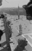 1944-1946, Watykan.
Plac Św. Piotra, na piewszym planie rzeźby wieńczące kolumnadę Berniniego, w tle egipski obelisk stojący w centrum placu. 
Fot. Czesław Dobrecki, zbiory Ośrodka KARTA, Pogotowie Archiwalne [PAF_015], przekazał Krzysztof Dobrecki