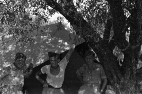 1940, Palestyna.
Żołnierze Samodzielnej Brygady Strzelców Karpackich przed namiotem, z lewej stoi Czesław Dobrecki.
Fot. NN, zbiory Ośrodka KARTA, Pogotowie Archiwalne [PAF_015], przekazał Krzysztof Dobrecki