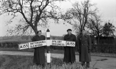 1946-1947, hrabstwo Lincolnshire, Wielka Brytania.
Trzej żołnierze 2 Korpusu obok drogowskazu na skrzyżowaniu.
Fot. Czesław Dobrecki, zbiory Ośrodka KARTA, Pogotowie Archiwalne [PAF_015], przekazał Krzysztof Dobrecki