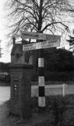 1946-1947, hrabstwo Lincolnshire, Wielka Brytania.
Drogowskaz na skrzyżowaniu.
Fot. Czesław Dobrecki, zbiory Ośrodka KARTA, Pogotowie Archiwalne [PAF_015], przekazał Krzysztof Dobrecki