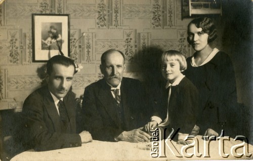 1920-1930, brak miejsca, Polska.
Stefan Niciewicz (siedzi pierwszy z lewej) wraz z rodziną.
Fot. NN, zbiory Ośrodka KARTA, Pogotowie Archiwalne [PAF_018], udostępniła Stefania Sobczyk