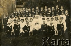 1934-1939, brak miejsca, Polska.
Zdjęcie grupowe przedstawiające dzieci, które przystąpiły do pierwszej komunii świętej oraz księdza.
Fot. NN, zbiory Ośrodka KARTA, Pogotowie Archiwalne [PAF_019], udostępniła Elżbieta Kiepin