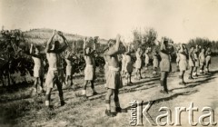 1943, Irak.
Polscy żołnierze w trakcie gimnastyki.
Fot. NN, zbiory Ośrodka KARTA, Pogotowie Archiwalne [PAF_009], udostępniła Barbara Raszczyk