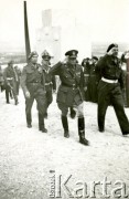 1943-1945, brak miejsca.
Dowódca  Armii Brytyjskiej gen. William Edmund Ironside (2. z prawej) wizytuje polskich żołnierzy. Towarzyszą mu gen. Władysław Anders (1. z prawej), gen. Zygmunt Bohusz-Szyszko (1. z lewej).
Fot. NN, zbiory Ośrodka KARTA, Pogotowie Archiwalne [PAF_009], udostępniła Barbara Raszczyk
