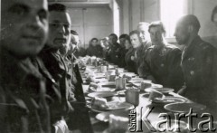 1943-1945, brak miejsca.
Żołnierze podczas posiłku.
Fot. NN, zbiory Ośrodka KARTA, Pogotowie Archiwalne [PAF_009], udostępniła Barbara Raszczyk