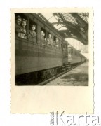 16.11.1946, brak miejsca.
Stacja kolejowa, żołnierze wyglądający przez okna pociągu jadącego z Włoch do Anglii. 
Fot. NN, zbiory Ośrodka KARTA, Pogotowie Archiwalne [PAF_009], udostępniła Barbara Raszczyk