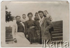 25.07.1944, Königsberg, Niemcy.
Grupa dziewcząt podczas niedzielnej wycieczki. Pracowały one w zakładach Kocha przerabiających odzież przywożoną z obozów koncentracyjnych.
Fot. NN, zbiory Ośrodka KARTA, Pogotowie Archiwalne [PAF_051], udostępniła Barbara Zacharko