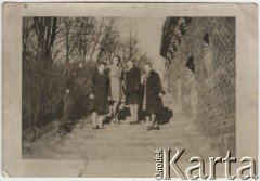 1944, Königsberg, Niemcy.
Grupa dziewcząt pracujących w zakładach Kocha podczas niedzielnej wycieczki. Z lewej stoi Wala Jasieńska z Wołkowyska, z prawej Celina z Glinojecka.
Fot. NN, zbiory Ośrodka KARTA, Pogotowie Archiwalne [PAF_051], udostępniła Barbara Zacharko