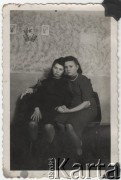 Marzec 1944, Königsberg, Polska
Krystyna Ruskówna z siostrą. Dziewczęta pracowały w zakładach Kocha przerabiających odzież przywożoną z obozów koncentracyjnych.
Fot. NN, zbiory Ośrodka KARTA, Pogotowie Archiwalne [PAF_051], udostępniła Barbara Zacharko