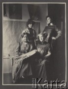Przed 1914, brak miejsca.
Zofia Rittner (siedzi z prawej strony) z innymi malarkami w pracowni malarskiej.
Fot. NN, zbiory Ośrodka KARTA, udostępniła Elżbieta Sławikowska