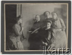Przed 1914, Wiedeń, Austro-Węgry.
W pracowni malarskiej. Zofia Rittner stoi pierwsza z lewej. Fotografia z albumu Zofii i Tadeusza Rittnerów ze zdjęciami amatorskimi robionymi przez nich.
Fot. NN, zbiory Ośrodka KARTA, udostępniła Elżbieta Sławikowska