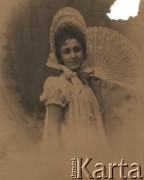 Przed 1900, brak miejsca.
Zofia Rittner z wachlarzem, portret.
Fot. NN, zbiory Ośrodka KARTA, udostępniła Elżbieta Sławikowska