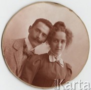 Ok. 1900, brak miejsca.
Zofia i Tadeusz Rittnerowie, portret.
Fot. NN, zbiory Ośrodka KARTA, udostępniła Elżbieta Sławikowska
