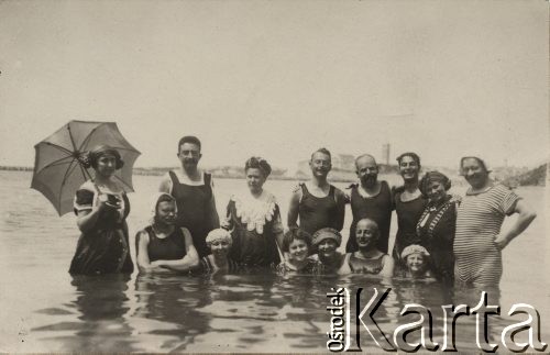 Ok. 1900, brak miejsca.
Grupa osób podczas kąpieli, Zofia Rittner stoi z lewej strony, z parasolką. Tadeusz Rittner stoi czwarty z lewej (obok pani w białym żabocie). Pozostałe osoby nieznane.
Fot. NN, zbiory Ośrodka KARTA, udostępniła Elżbieta Sławikowska