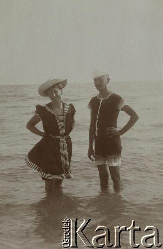 Ok. 1900, brak miejsca.
Zofia i Tadeusz Rittnerowie podczas kąpieli w morzu.
Fot. NN, zbiory Ośrodka KARTA, udostępniła Elżbieta Sławikowska