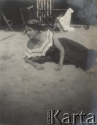 1910, Wenecja, Włochy.
Zofia Rittner na plaży, fotografia z albumu Zofii i Tadeusza Rittnerów ze zdjęciami amatorskimi robionymi przez nich.
Fot. Tadeusz Rittner, zbiory Ośrodka KARTA, udostępniła Elżbieta Sławikowska
