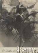 1910, Wenecja, Włochy.
Zofia Rittner w kawiarni na Placu Św. Marka, fotografia z albumu Zofii i Tadeusza Rittnerów ze zdjęciami amatorskimi robionymi przez nich.
Fot. Tadeusz Rittner, zbiory Ośrodka KARTA, udostępniła Elżbieta Sławikowska